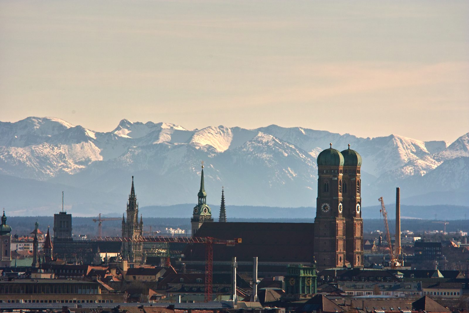 Münchner Altstadt (Frauenkirche, Neues Rathaus, Alter Peter) mit den Alpen, vom Olympiaberg
