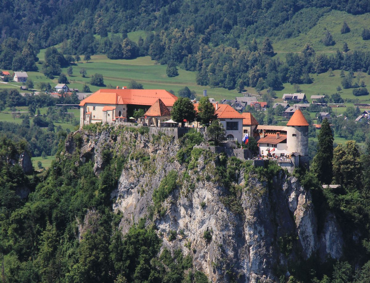 Burg Bled auf ihrem Felsen über dem See
