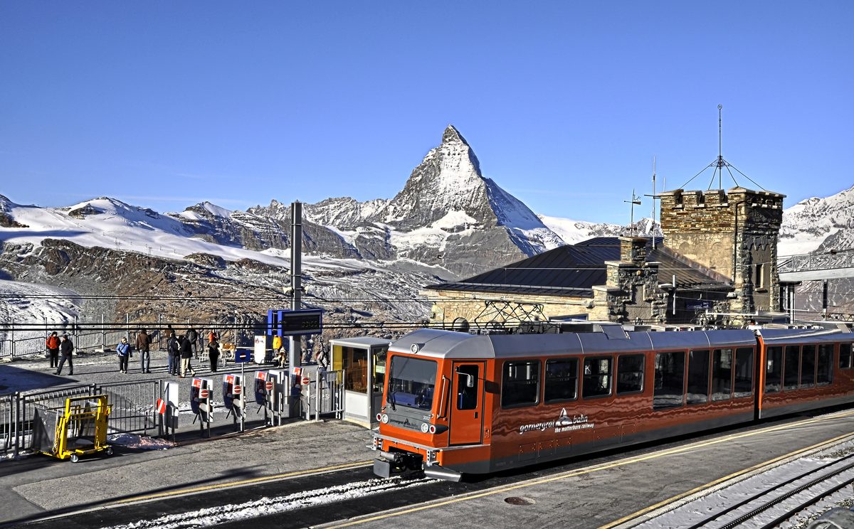 Zug der Gornergrat Bahn in der Station Gornergrat