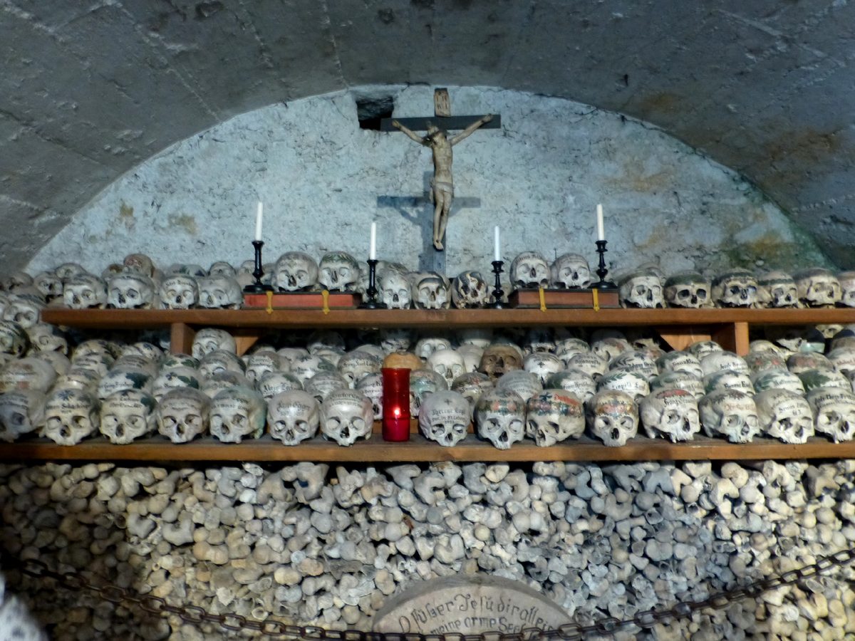 Bemalte Schädel im Beinhaus