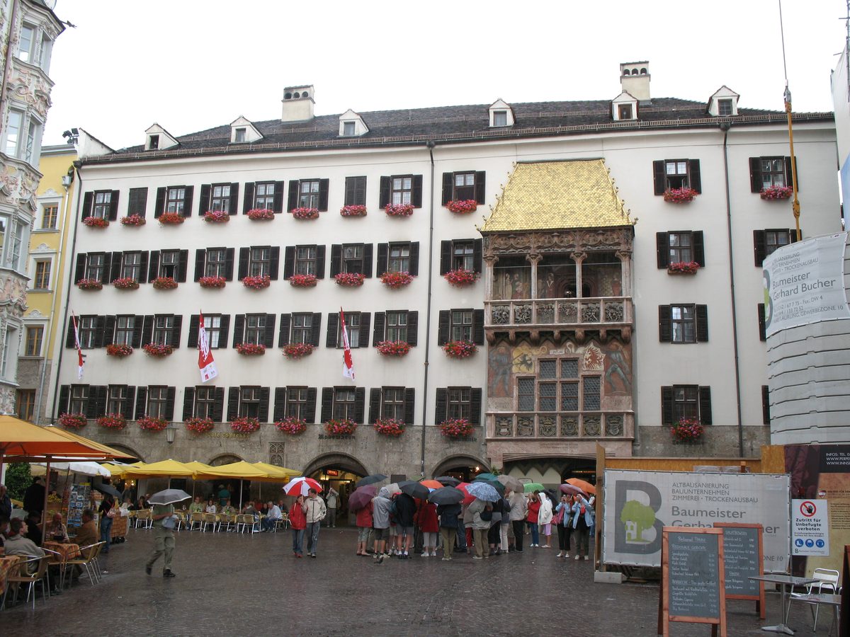 Goldenes Dachl, Herzog-Friedrich-Straße