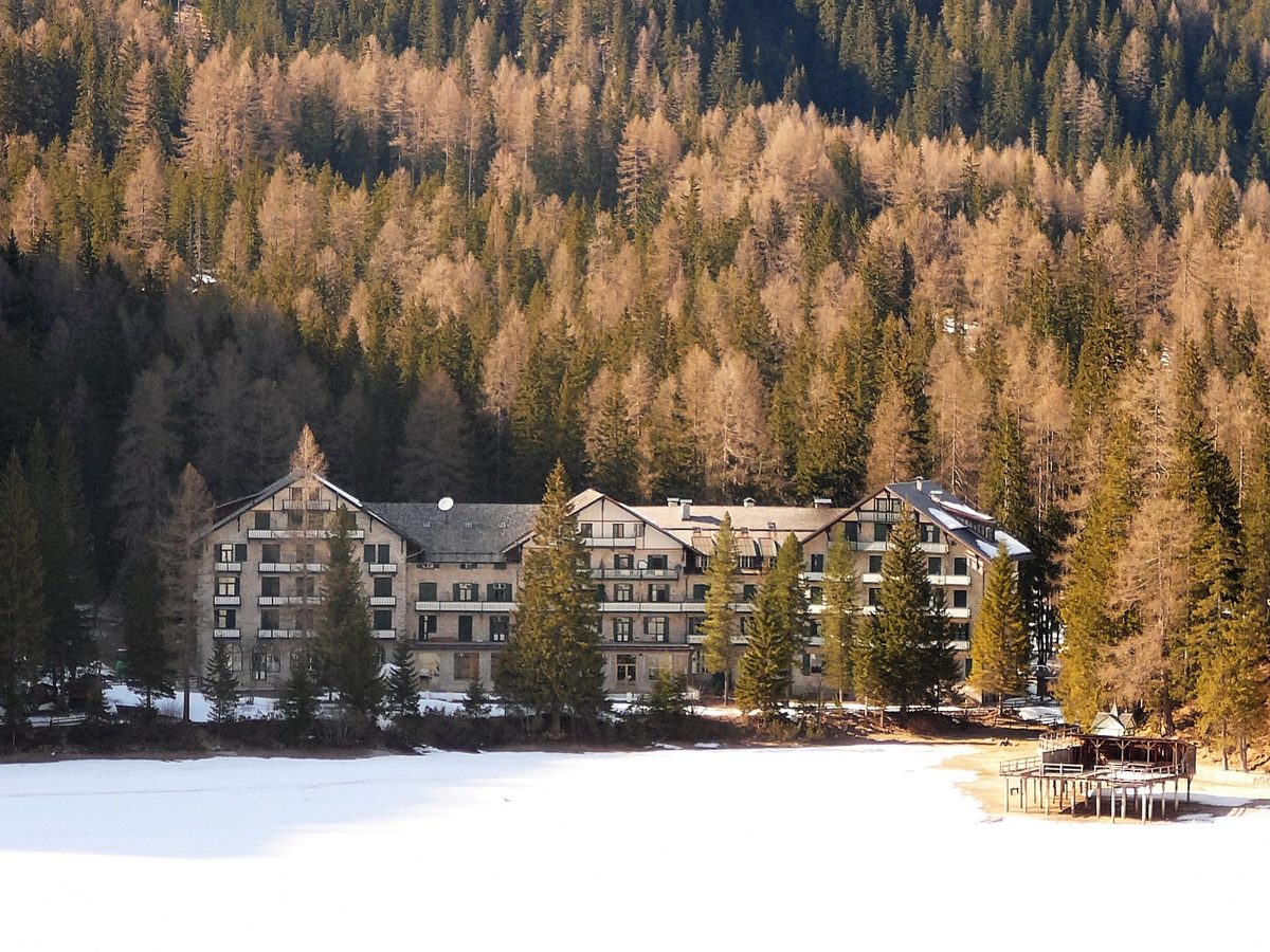 Hotel Pragser Wildsee am Seeufer (Winter)