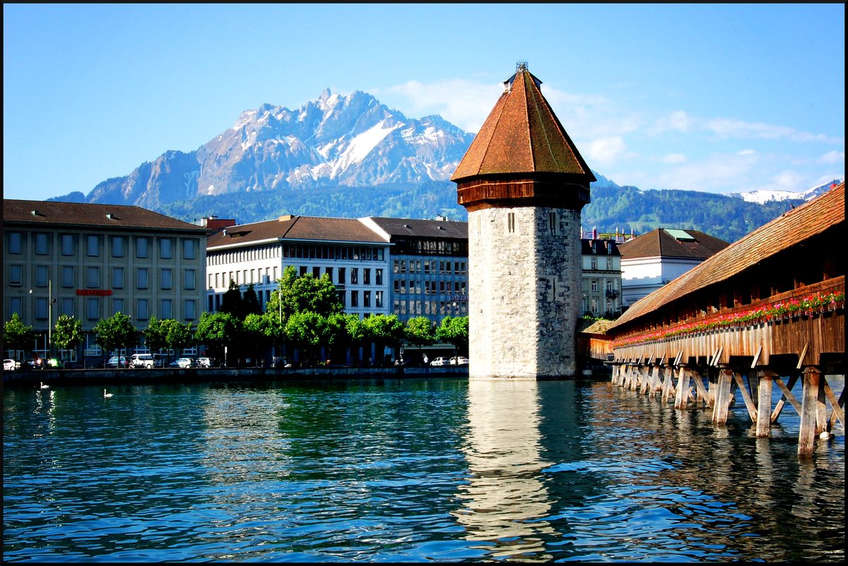 Kapellbrücke und Wasserturm, dahinter der Pilatus