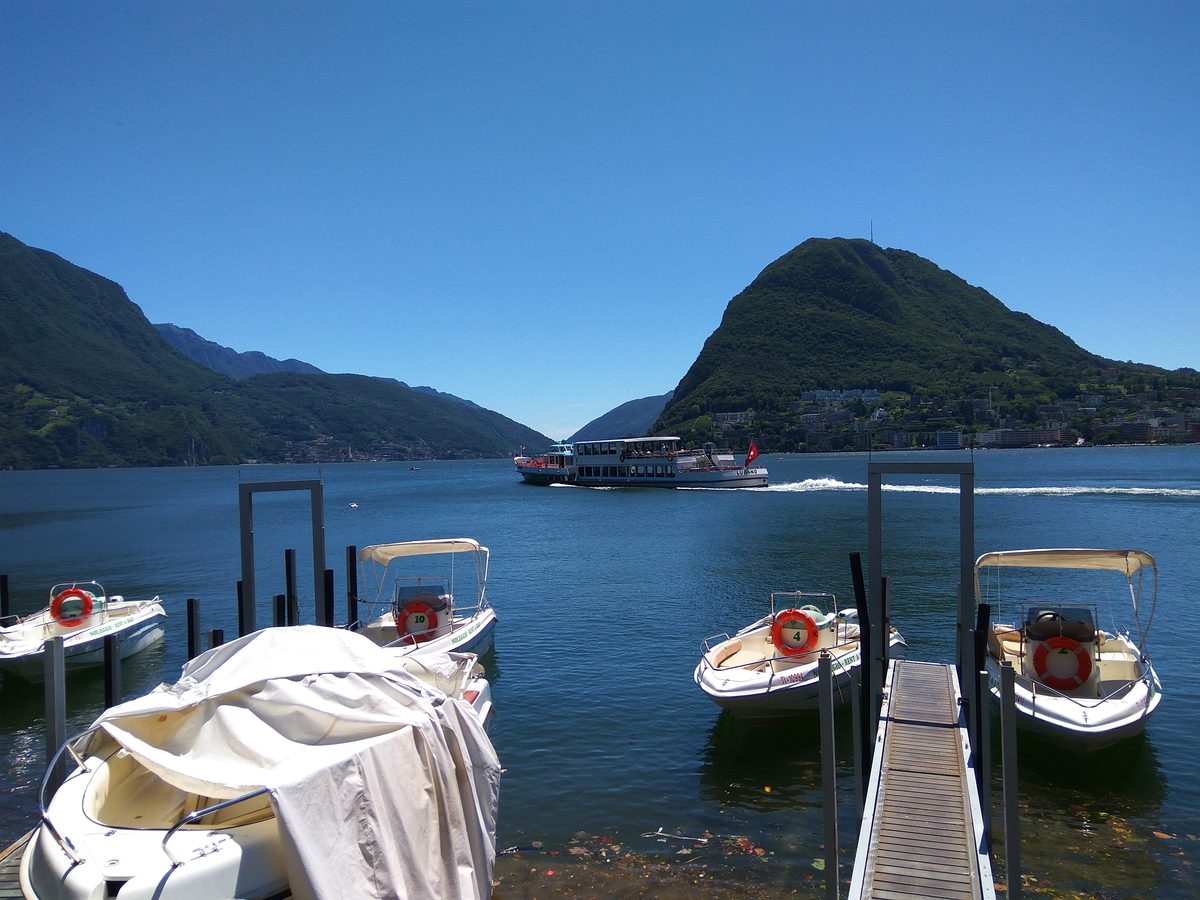 Lungolago mit dem Monte San Salvatore