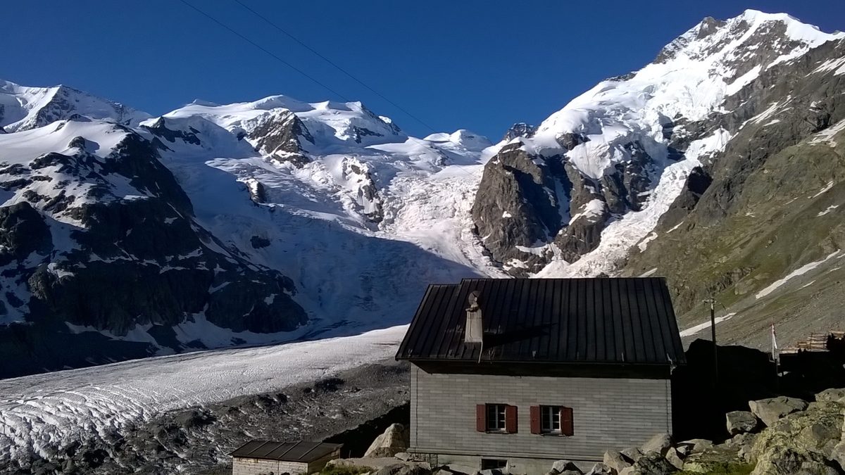 Chamanna da Boval mit dem Piz Bernina