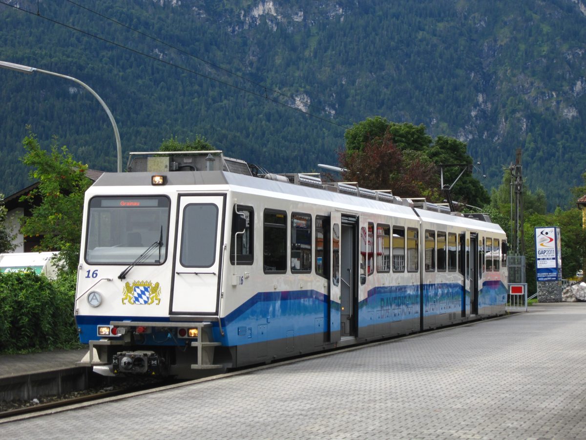 Triebwagen der Zugspitzbahn im Bahnhof Garmisch
